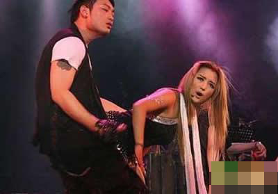 吳雨霏演唱會當眾換裝 盤點明星大尺度演唱會