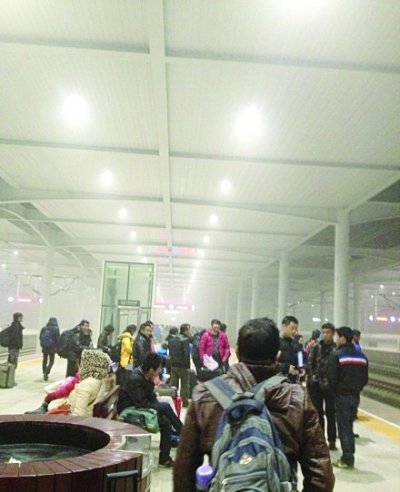 滯留在火車站的乘客。 網(wǎng)友柯先生供圖