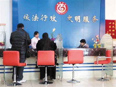 1月5日，某區(qū)民政局婚登處，裴莉和許昌赫領(lǐng)結(jié)婚證。
