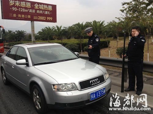 歹徒開著豪車，在高速上被警方截停