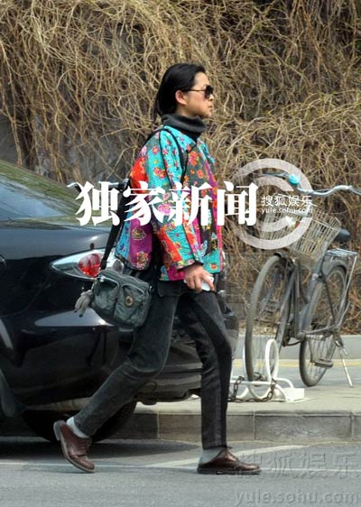 倪萍戴了副墨鏡，顯得很匆忙