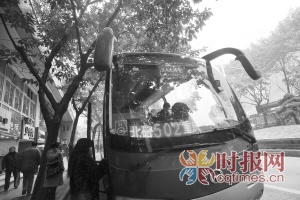 市民可以在乘車前做好少喝水、先上廁所的準(zhǔn)備，避免出現(xiàn)類似的尷尬局面