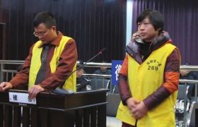 2012年12月10日，湖南衡陽市中級人民法院，顧湘陵（左）和妻子吳利君接受庭審。圖/通訊員李建輝