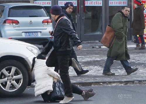長春妙齡女子街頭遭人暴打 路人旁觀