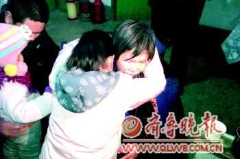 劉淑萍(右)與丈夫、女兒、兒子一家團聚。