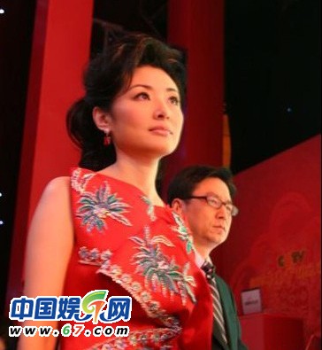 董卿周濤臺(tái)下緊張背詞 春晚主持人罕見后臺(tái)照曝光