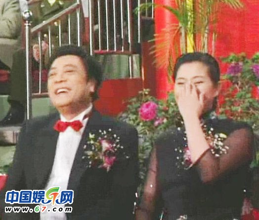 董卿周濤臺(tái)下緊張背詞 春晚主持人罕見后臺(tái)照曝光