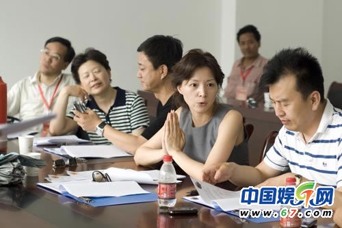 董卿臺(tái)下緊張背詞罕見(jiàn)工作照 看其全版素顏照