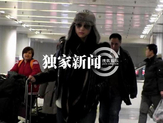 湯唯獨自回京無人接機 微笑回應偷拍記者毫無星架
