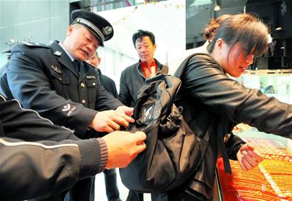 等紅燈警惕陌生人敲車(chē)窗