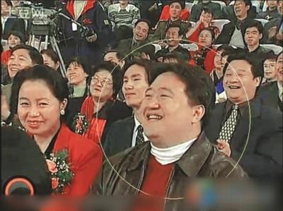 兔年春晚剛剛落幕，一則名為“盤踞春晚十余年，史上最牛春晚觀眾出爐”的帖子在網上流傳。從截圖中清晰可見，從2001年到2010年，“笑臉哥”每年如約出現在春晚現場，兔年春晚也不例外。