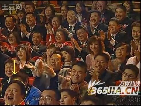 此外有媒體采訪到了這位“笑臉哥”，“笑臉哥”姓冉，現(xiàn)居北京，是搞藝術(shù)的，特別喜歡看春晚。談起自己受網(wǎng)友關(guān)注的原因，他說“可能是我這個人長得比較胖，喜歡穿顏色鮮艷的衣服。”