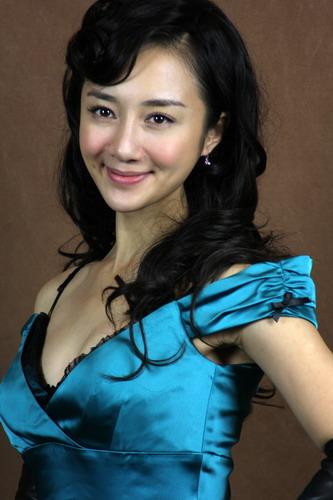 李依曉的身影遍布熒屏，以清新、甜美的姿態(tài)迅速走進(jìn)人們的視野，為觀眾所熟知、喜愛。