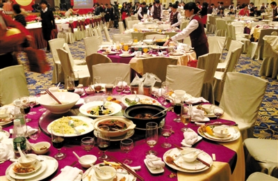 20日，一家國企在廣州一家五星級酒店舉行聯(lián)歡會，當晚共擺了70多桌，每桌3900多元。新華社記者 陳曄華 攝