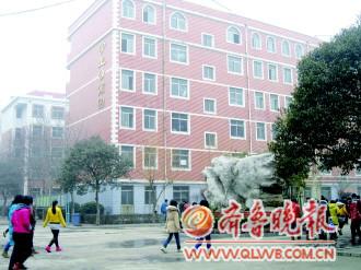圖片紅線內(nèi)就是事發(fā)窗戶。