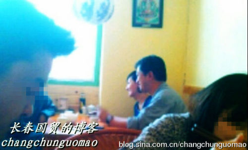 柴靜與老公外出就餐，與友人相談甚歡