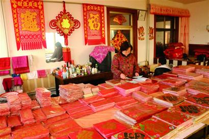 即墨肖家泊子村春節(jié)前賣(mài)掉上千噸福貼和春聯(lián) 產(chǎn)品銷(xiāo)往全國(guó)各地 島城福貼多數(shù)來(lái)自這個(gè)村