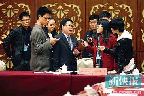 昨日，韶關(guān)市委書記鄭振濤就始興縣官員財產(chǎn)公示回答記者問題。 新快報記者夏世焱/攝
