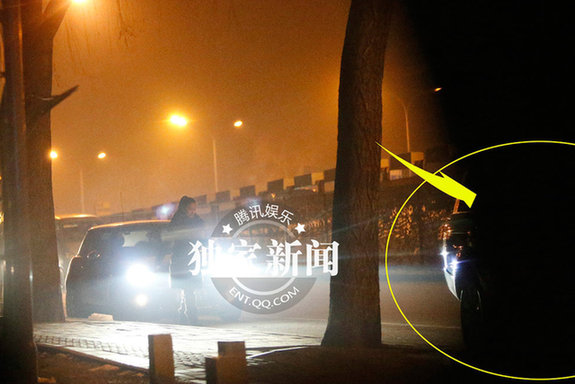 張雨綺暴怒拍車(chē)身踹車(chē)門(mén)