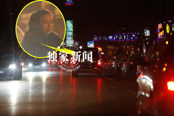 張雨綺暴怒拍車(chē)身踹車(chē)門(mén)