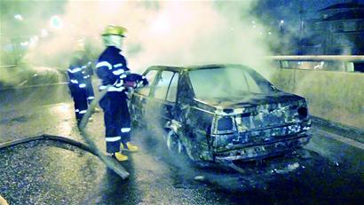撞上護(hù)欄，惹“火”小轎車