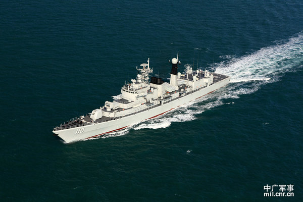 資料圖：航拍艦艇編隊(duì)指揮艦青島艦。