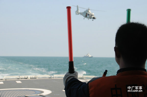 資料圖：艦載直升機(jī)起飛升空。