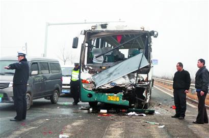 霧打霧撞，客車追尾26人傷