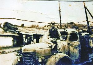 楊光在朝鮮和愛(ài)車吉斯150。