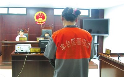 男子變性一半沒(méi)錢扮女人行竊