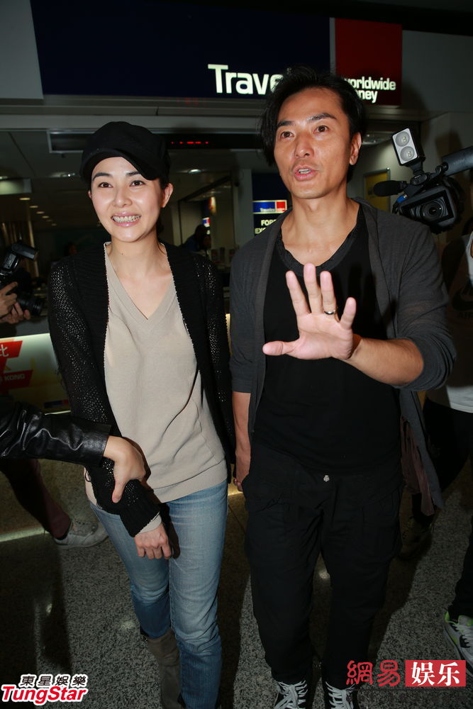 鄭伊健蒙嘉慧結婚后返港