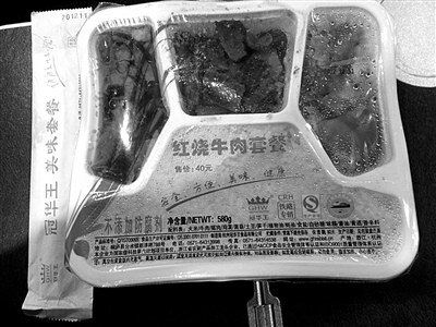 1月30日，D335列車上銷售的40元套餐。制造商稱成本20元左右。新京報(bào)記者 王瑞峰 攝