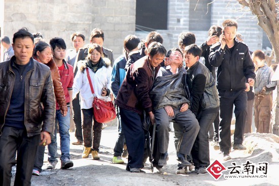 66歲的村民許紹忠妻子今天才安葬，家園也在今天被毀，悲傷中昏迷多次。