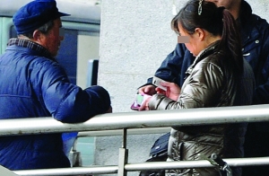 南京火車站前，票販正在“做生意” 現(xiàn)代快報記者 馬晶晶 攝