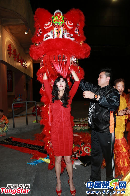 葉玉卿緊身紅裙女兒伺候穿鞋 回港遭夫責罵