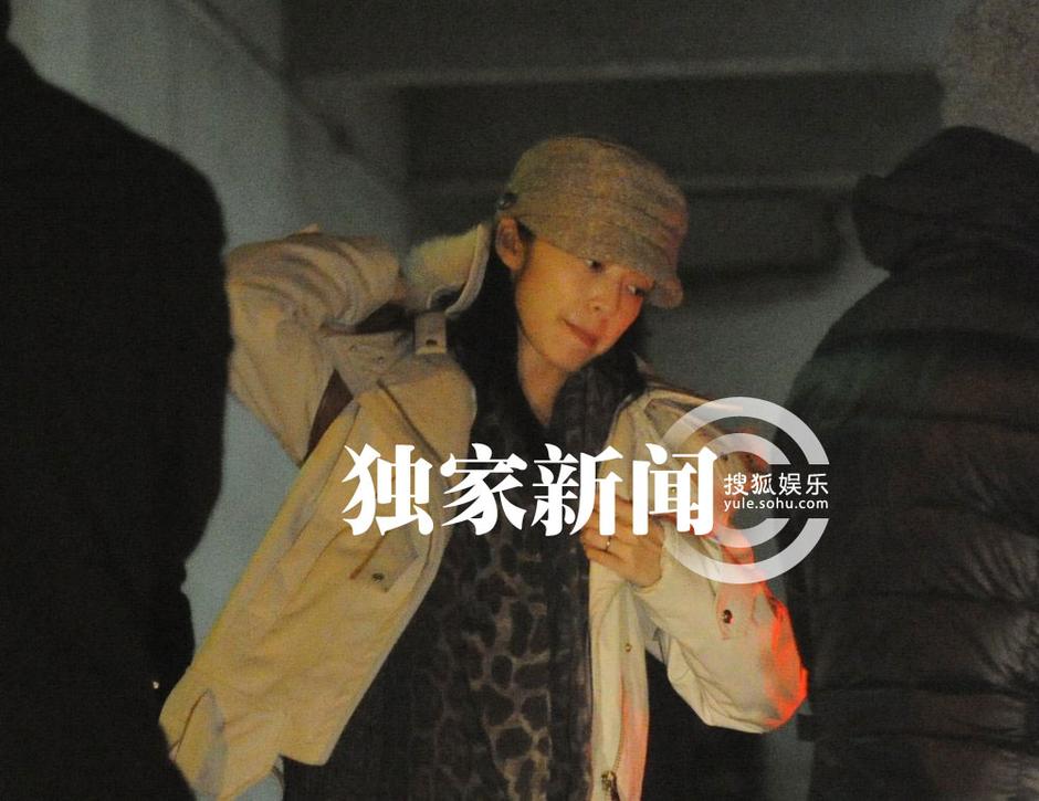 姚晨挺肚赴年會曹郁接送