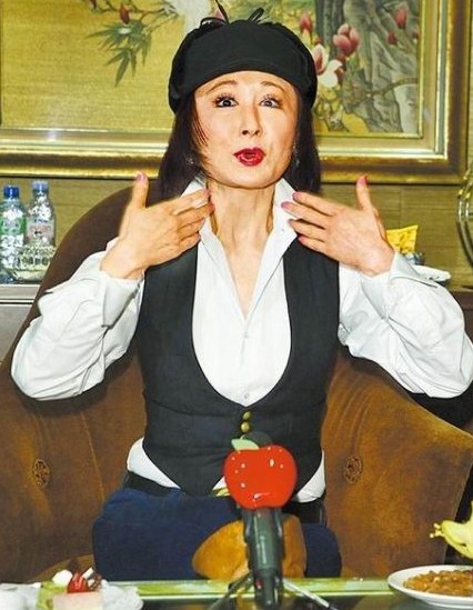 潘迎紫不小心腰間現(xiàn)贅肉。