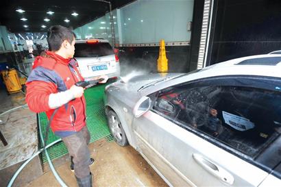 青島年前洗輛車60元頂8升油錢 價(jià)格暴漲3倍