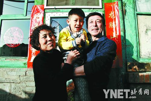探訪(fǎng)上新聞聯(lián)播的光屁股小孩