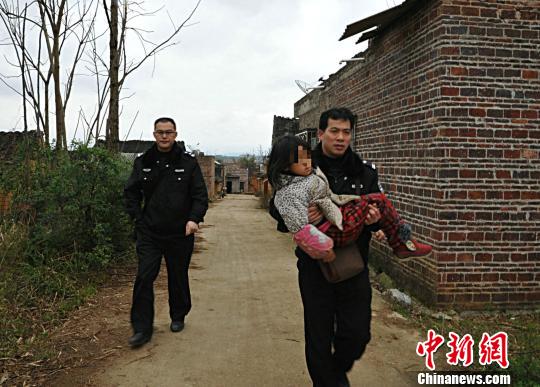 圖為民警成功解救女童。 甘勇 攝