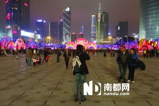 昨晚，不少市民到天河體育中心外的廣場上游覽。實習(xí)生 黃宇飛 南都記者 張志韜 攝