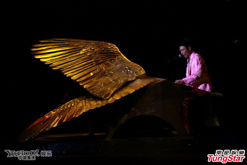 張衛(wèi)健穿透視衣跳艷舞玩重口味 謝霆鋒撇妻兒現(xiàn)身助陣