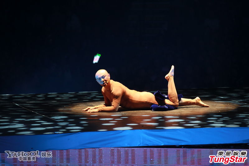 張衛(wèi)健穿透視衣跳艷舞玩重口味 謝霆鋒撇妻兒現(xiàn)身助陣