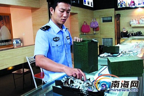三亞搗毀販假窩點查獲近千萬元假LV、愛馬仕等