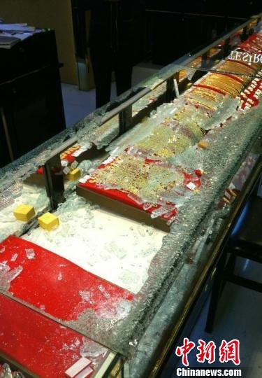 江蘇泰州金鷹老鳳祥金鋪柜臺(tái)被砸黃金被劫(圖)