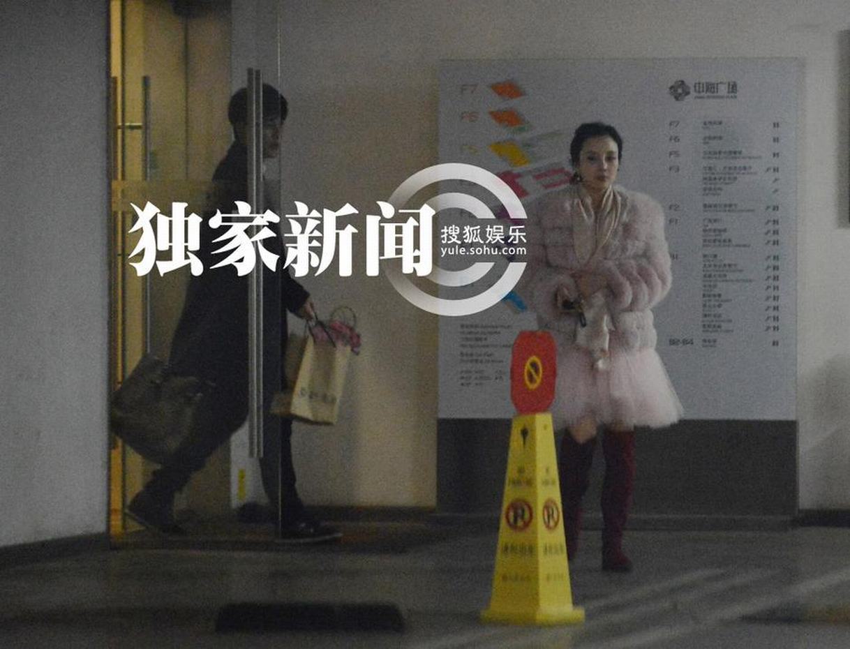 每日追星：賈乃亮李小璐攜女外出排場(chǎng)大 張雨綺隔口罩熱吻王全安