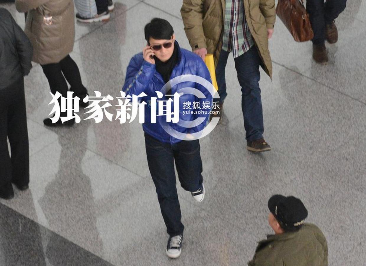 黎明穿亮色羽絨服抵京 機場無人識摘墨鏡找自信