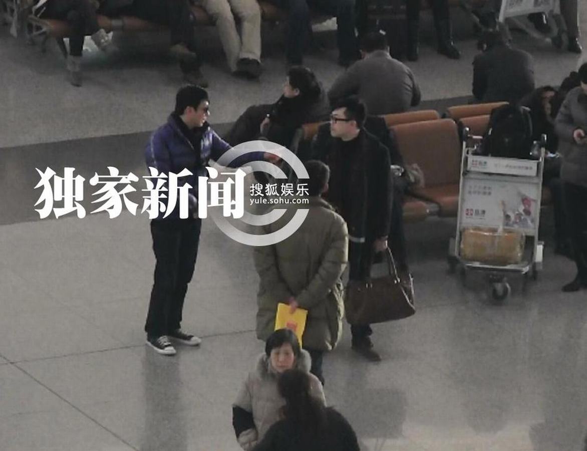 黎明穿亮色羽絨服抵京 機(jī)場(chǎng)無(wú)人識(shí)摘墨鏡找自信