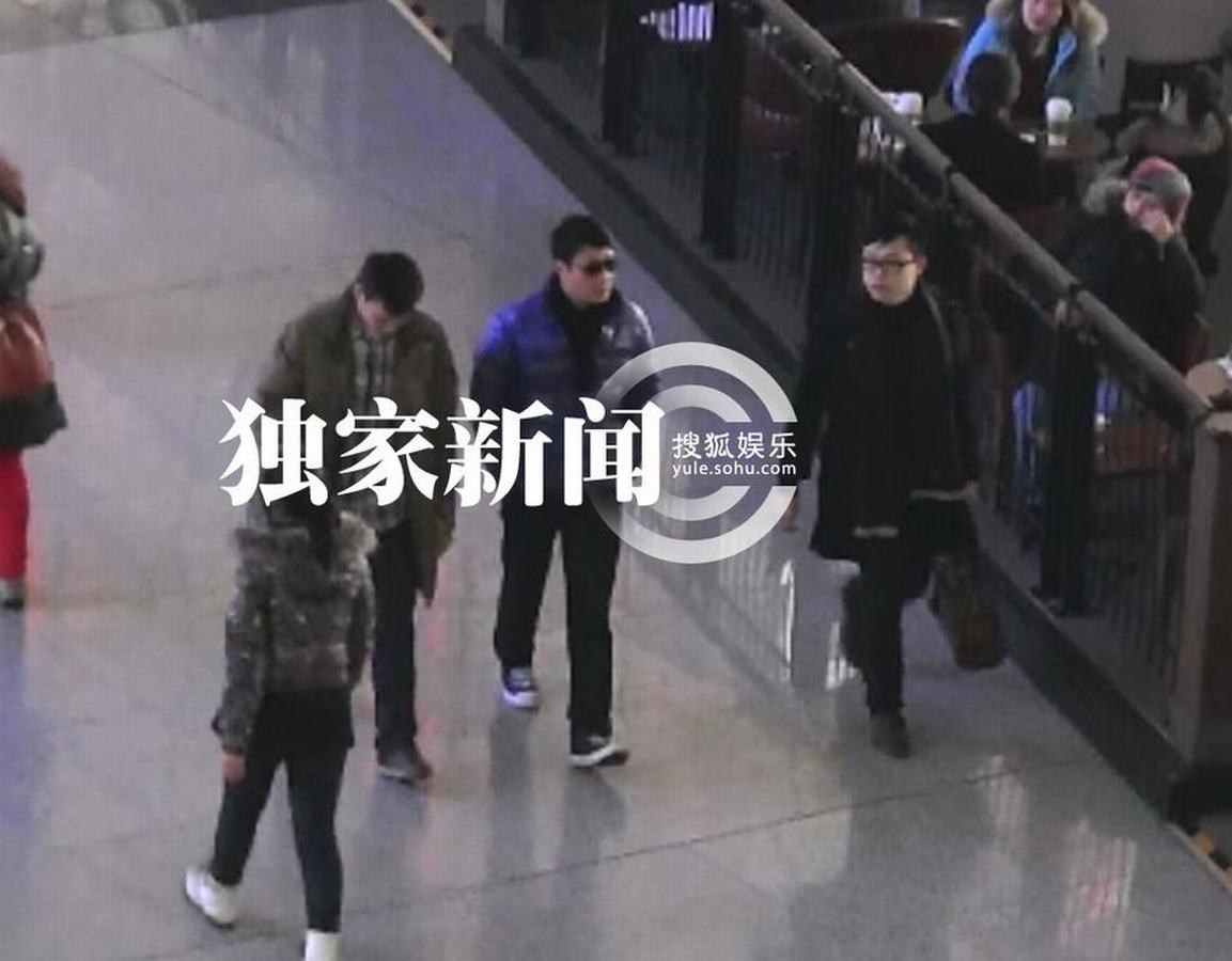 黎明穿亮色羽絨服抵京 機(jī)場(chǎng)無人識(shí)摘墨鏡找自信