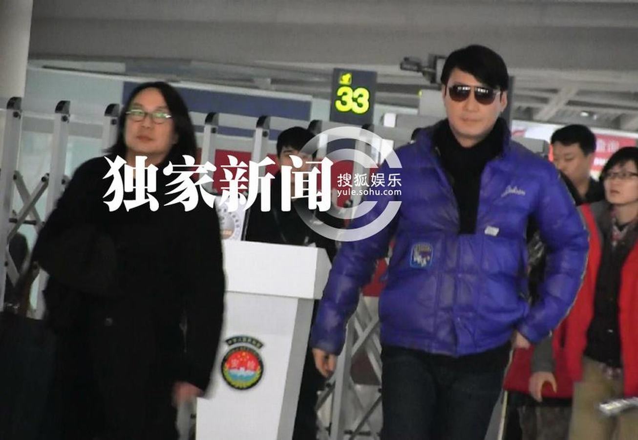 黎明穿亮色羽絨服抵京 機場無人識摘墨鏡找自信